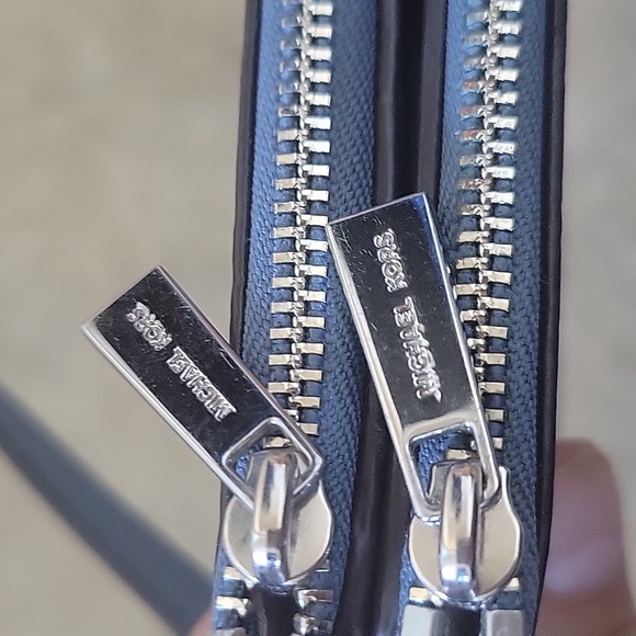 MICHAEL KORS LEATHER CELLPHONE HOLDER WALLET CLUTCH - Picture 8 of 17